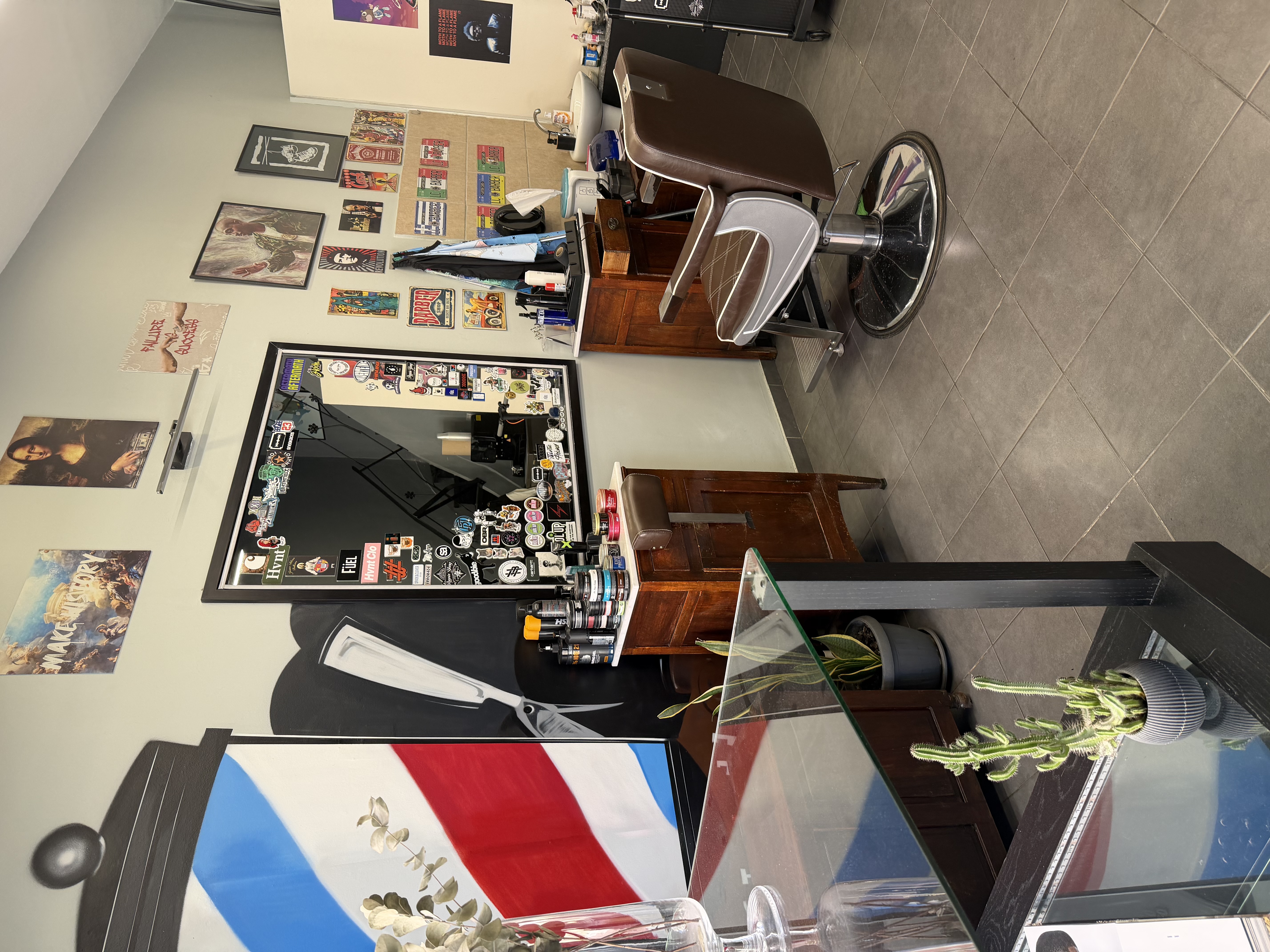 Ο χώρος του κουρείου και το στήσιμο των σταθμών